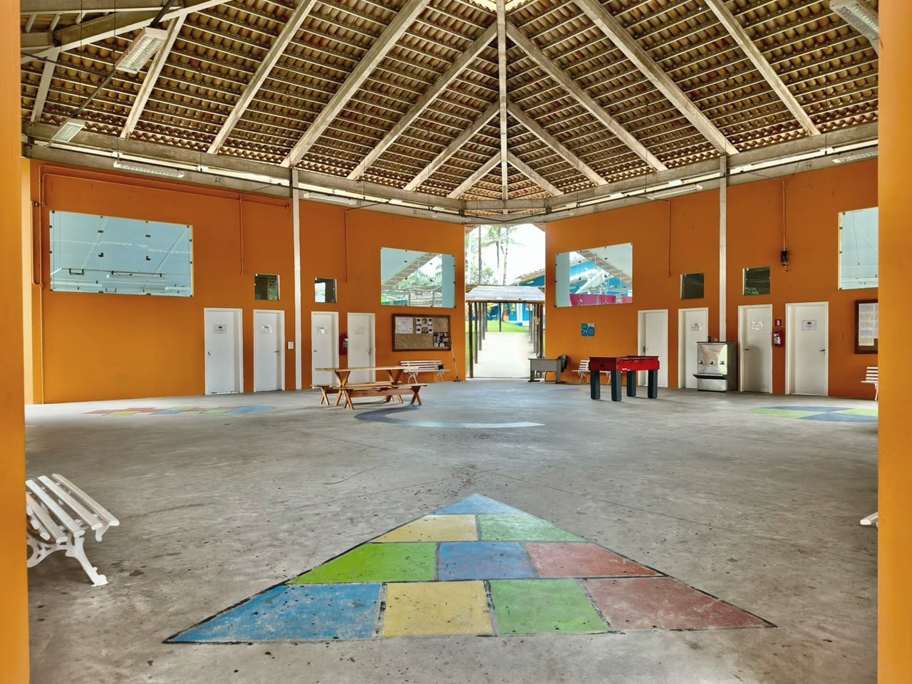 Pátio coberto da escola