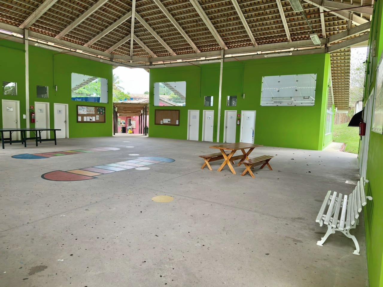 Pátio coberto com área verde